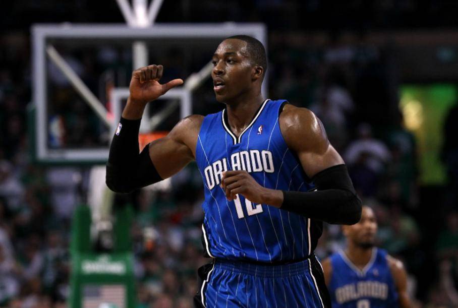 西班牙足协宣传反家暴：面对家庭暴力，直接出示红牌（西班牙足协发起反家暴倡议：对家暴行为亮出红牌）