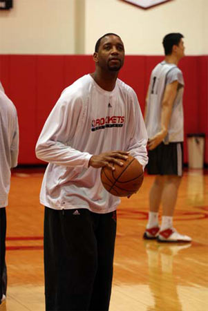 国安球迷跟河南球迷在烧烤店发生冲突，涉事球迷已经被警察带走（烧烤店内国安与河南球迷发生冲突，涉事球迷已被警方带走）