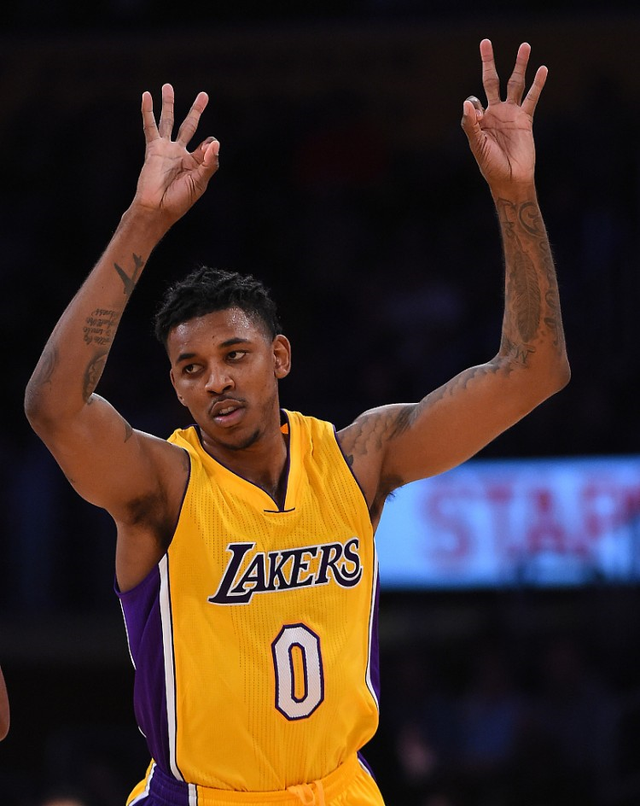 TA：赢球正成为枪手的一种习惯；诺伊尔在定位球防守上很脆弱（TA：阿森纳赢球已成常态；诺伊尔在定位球防守上显脆弱）